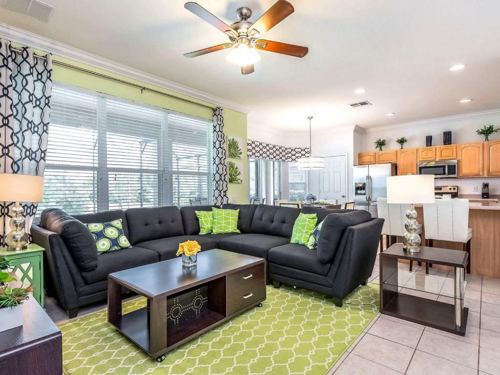 sala de estar con sofá y mesa en Loyalty Vacation Homes - Kissimmee, en Orlando