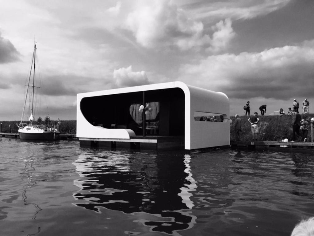 een groot wit object in het water bij TinyFloat Andijk in Andijk