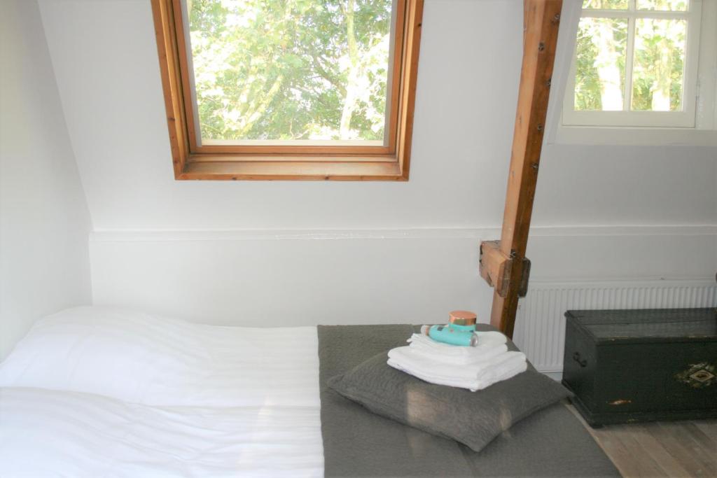 um quarto com uma janela e uma mesa com toalhas em De Kardinaal em Den Bosch