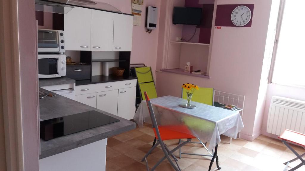 a kitchen with a table and chairs in a room at Le Sel J'm in Salins-les-Bains