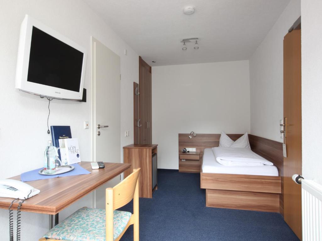 Postel nebo postele na pokoji v ubytování Hotel Klosterbräustuben