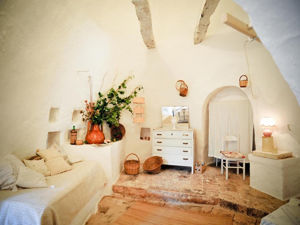 ein Schlafzimmer mit einem Bett und einer Kommode darin in der Unterkunft Trulli di nonna Palma in Locorotondo