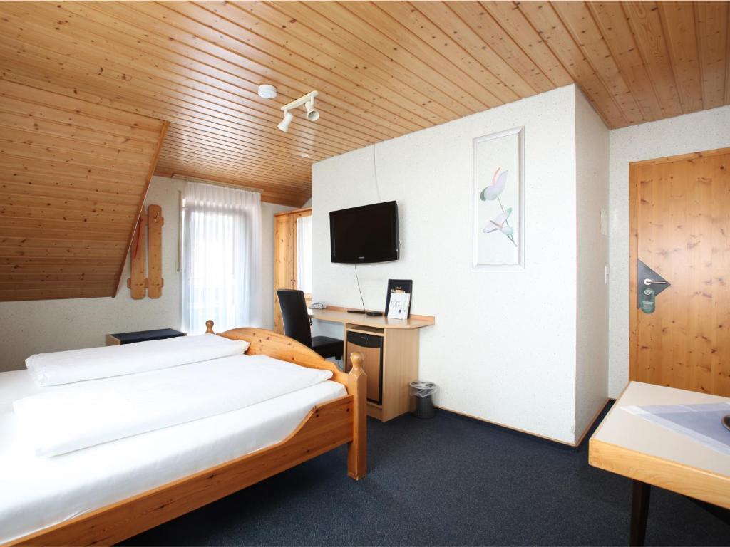 Postel nebo postele na pokoji v ubytování Hotel Klosterbräustuben
