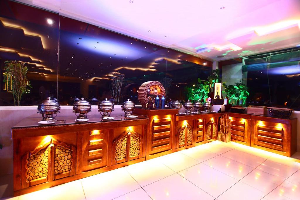 Lounge nebo bar v ubytování Taj Inn Hotel