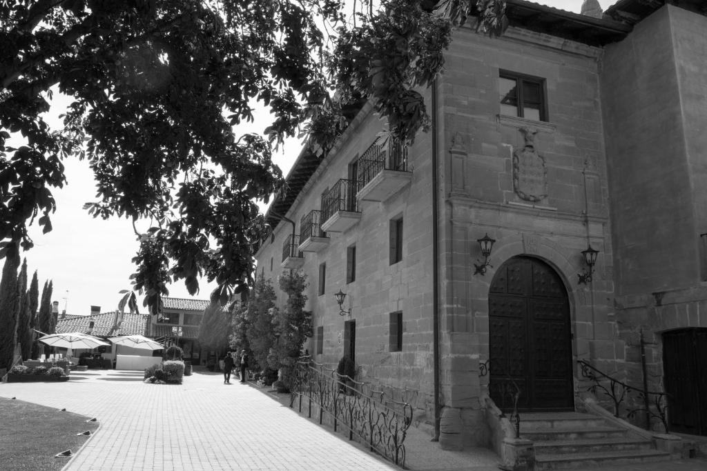 une photo en noir et blanc d'un bâtiment dans l'établissement Hospedería Palacio de Casafuerte, à Zarratón