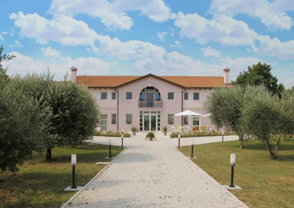 duży budynek z ścieżką przed nim w obiekcie Agriturismo Zapparè Farm Hotel w mieście Trevignano