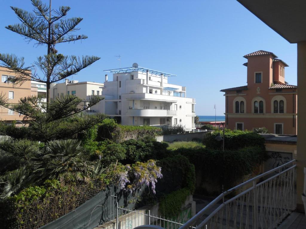 una vista dal balcone di un edificio di Le VELE a Lido di Ostia