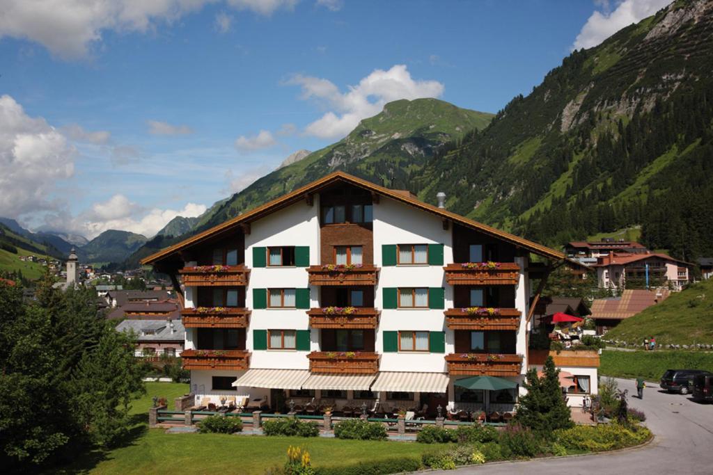 Nespecifikovaný výhled na hory nebo výhled na hory při pohledu z hotelu