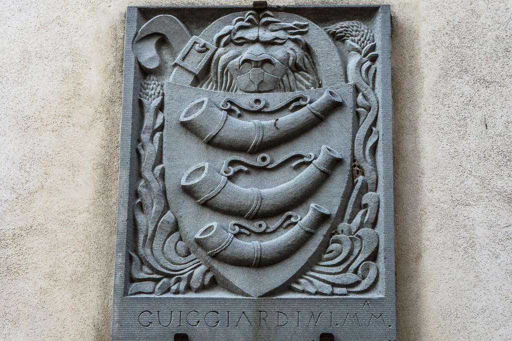 een stenen plaquette aan de zijkant van een gebouw bij Fattoria Guicciardini in San Gimignano