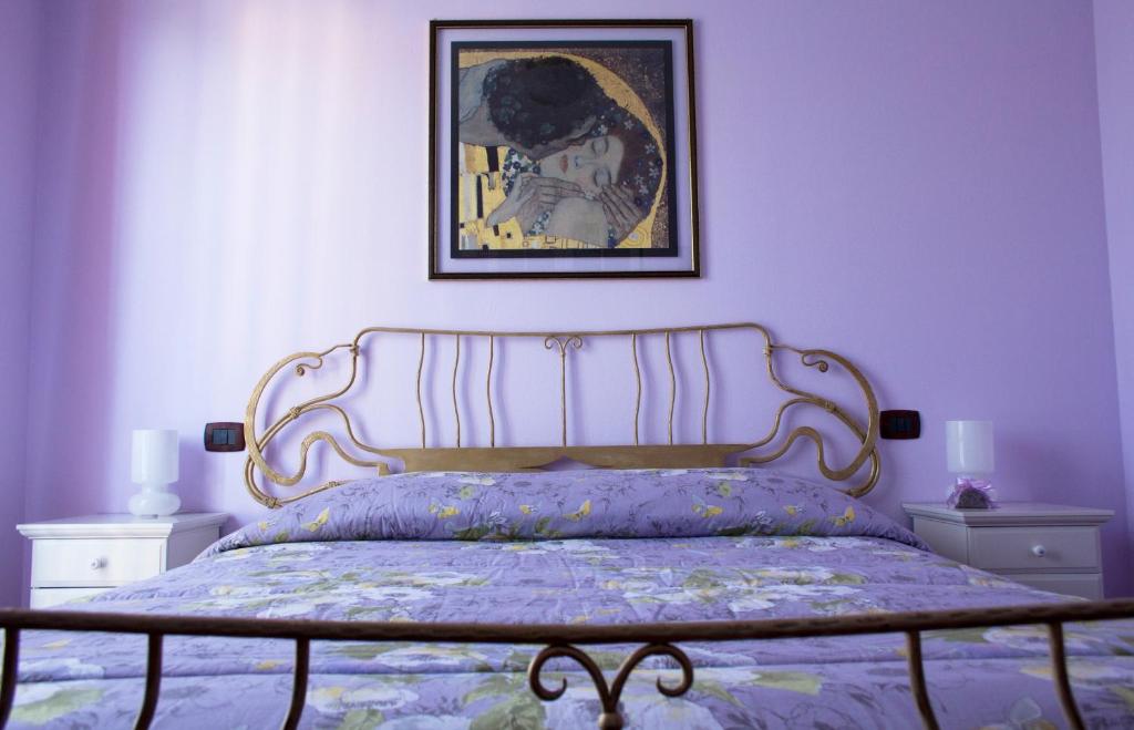 1 dormitorio con 1 cama y una foto en la pared en Casa Lilla, en Verona