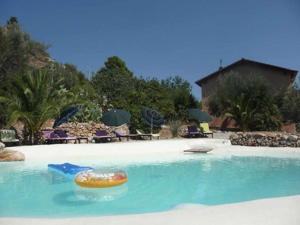 Piscina de la sau aproape de Villa Paladino Solunto