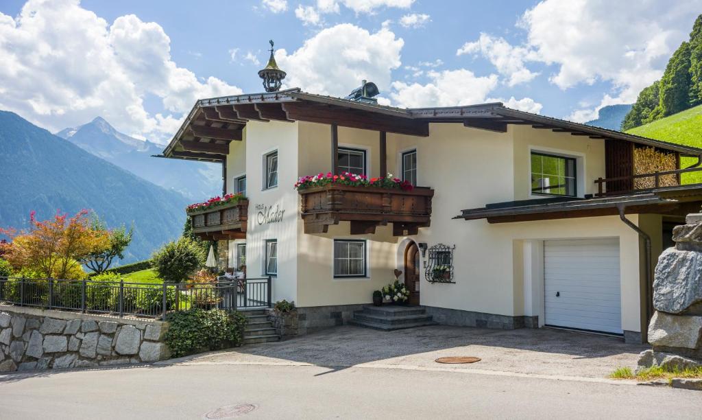 Nespecifikovaný výhled na hory nebo výhled na hory při pohledu z apartmánu