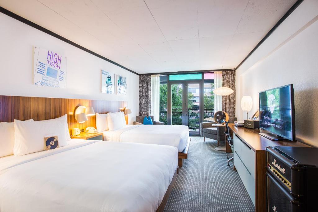 Postel nebo postele na pokoji v ubytování The Verb Hotel