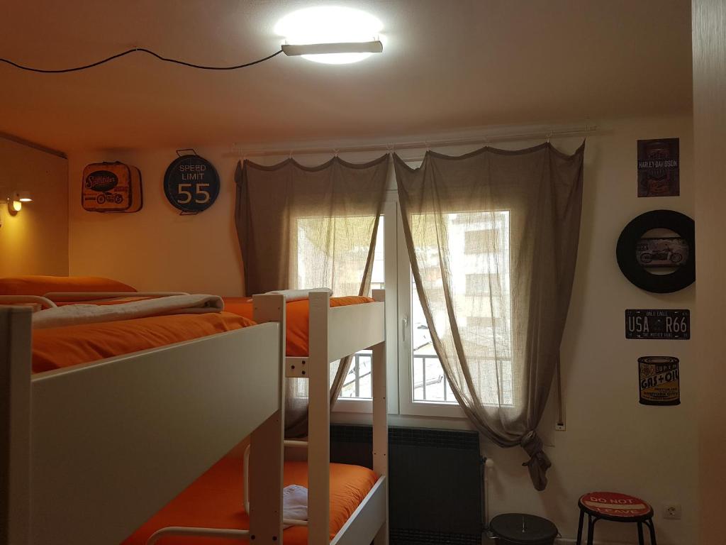 Postel nebo postele na pokoji v ubytování Barri Antic Hostel & Pub