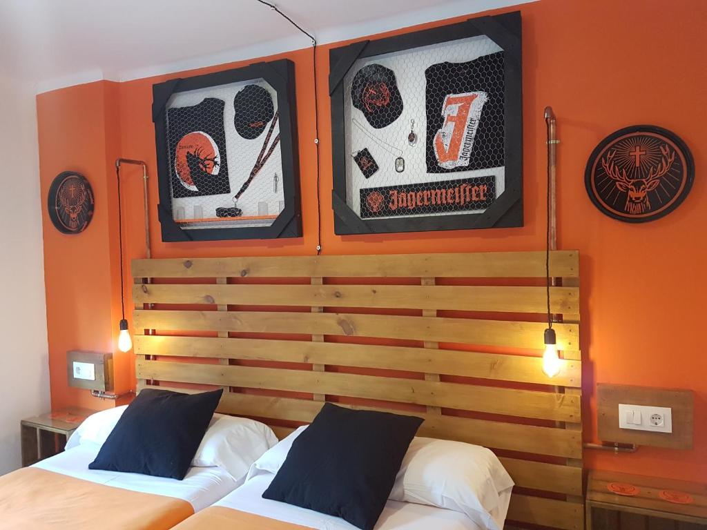 Postel nebo postele na pokoji v ubytování Barri Antic Hostel & Pub