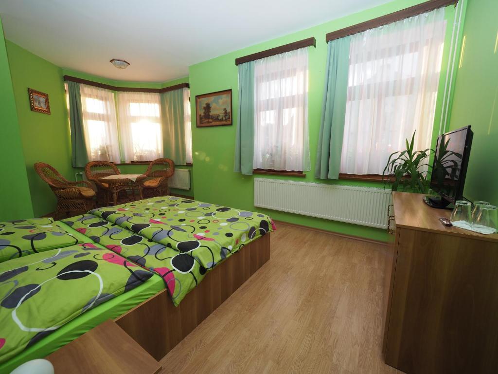 Postel nebo postele na pokoji v ubytování Penzion U Krejzů