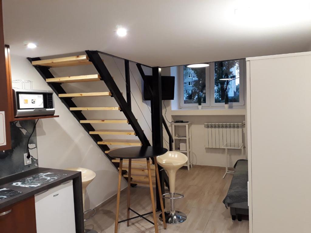 escalera en una sala de estar con taburete en deLux4, en Łódź