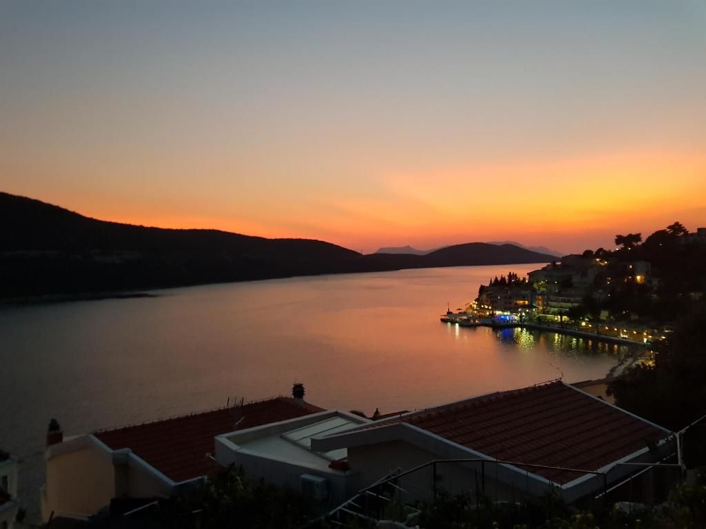 Blick auf einen Wasserkörper bei Sonnenuntergang in der Unterkunft Guest house Davorka in Neum