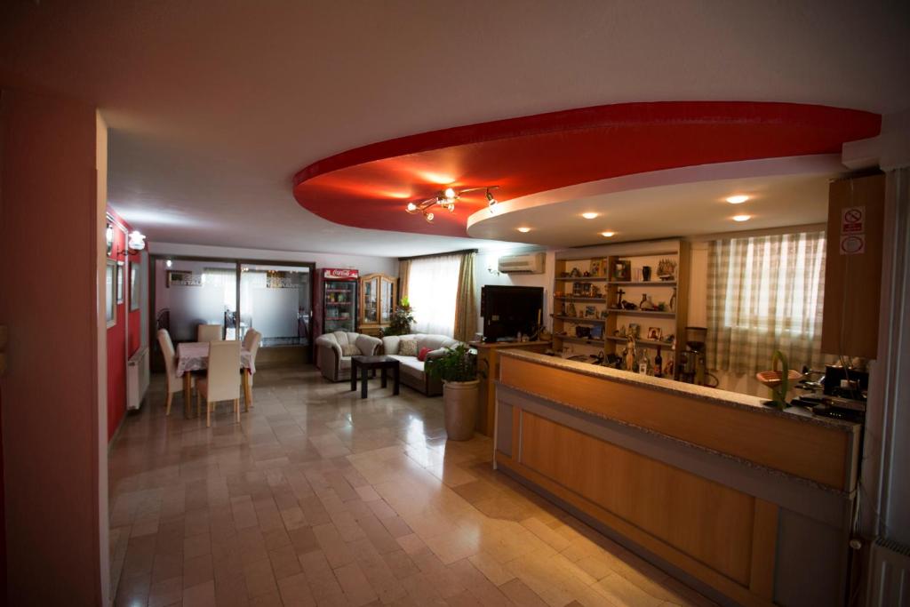 ein Restaurant mit einer Bar und einem Wohnzimmer in der Unterkunft Guesthouse Mts in Međugorje
