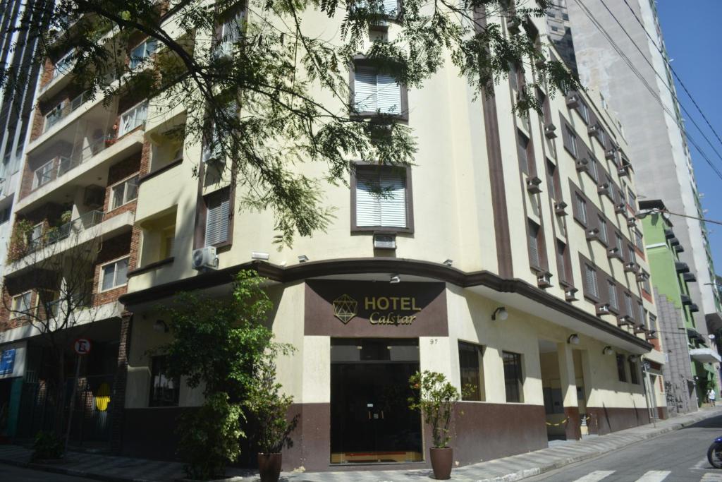 een hotelgebouw met een hotelbord erop bij Hotel Calstar in Sao Paulo