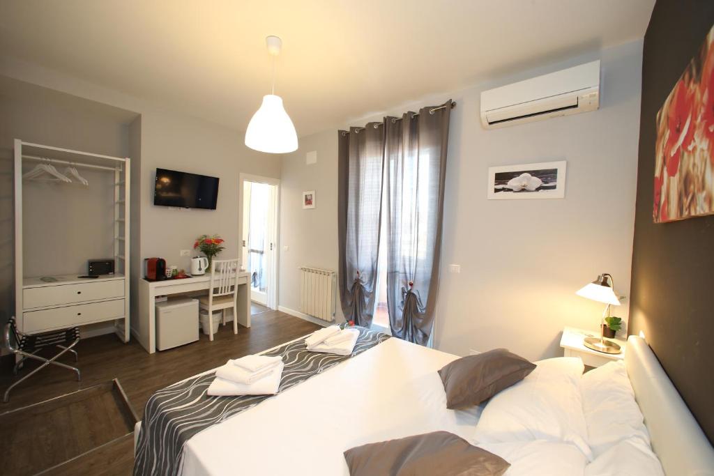 A 2 Passi Dai Musei Luxury Guest House - Double Room With Private Balcony And City View
