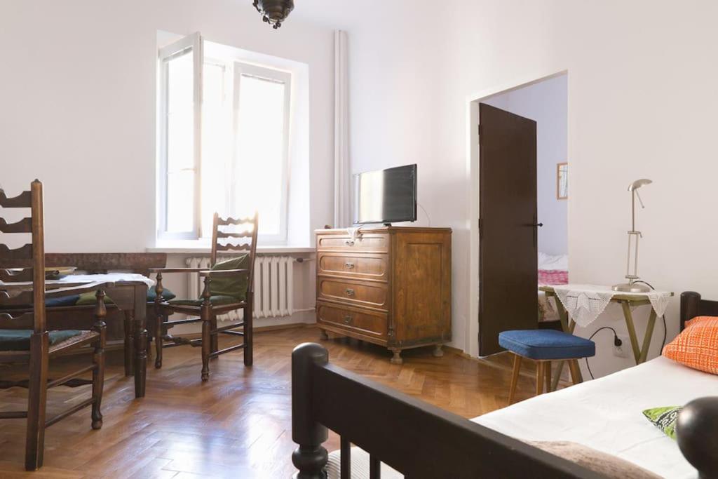 Televízia a/alebo spoločenská miestnosť v ubytovaní Feel like at home
