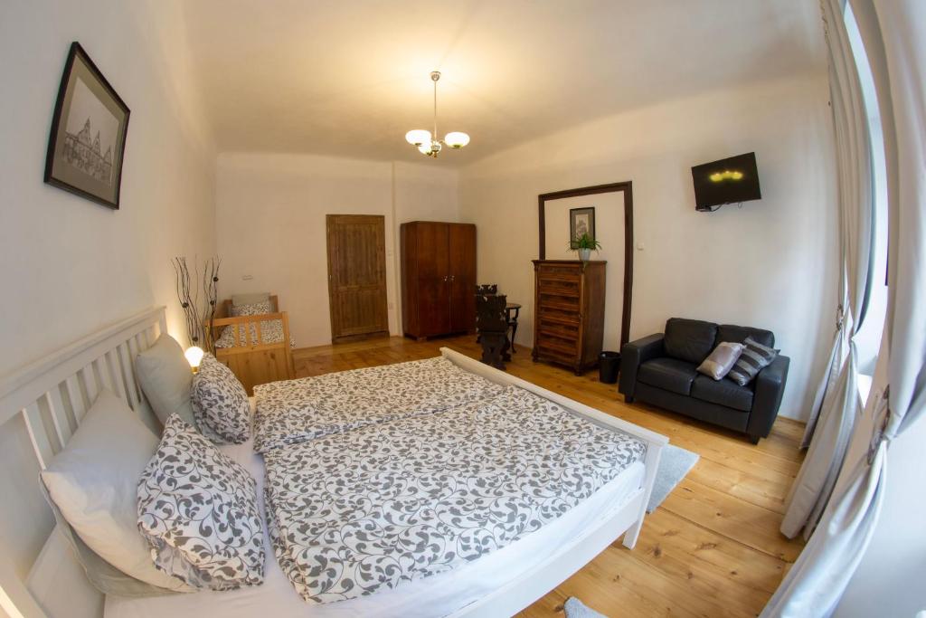 Postel nebo postele na pokoji v ubytování B&B Krumlov