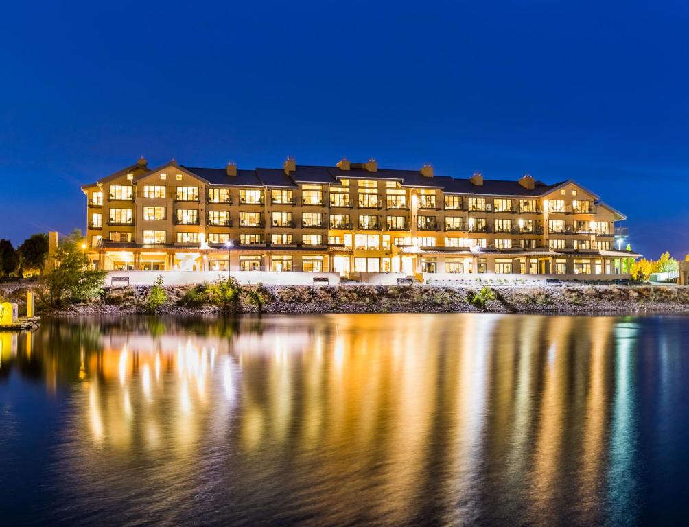 a hotel on the shore of a lake at night at The Lodge at Columbia Point in Richland