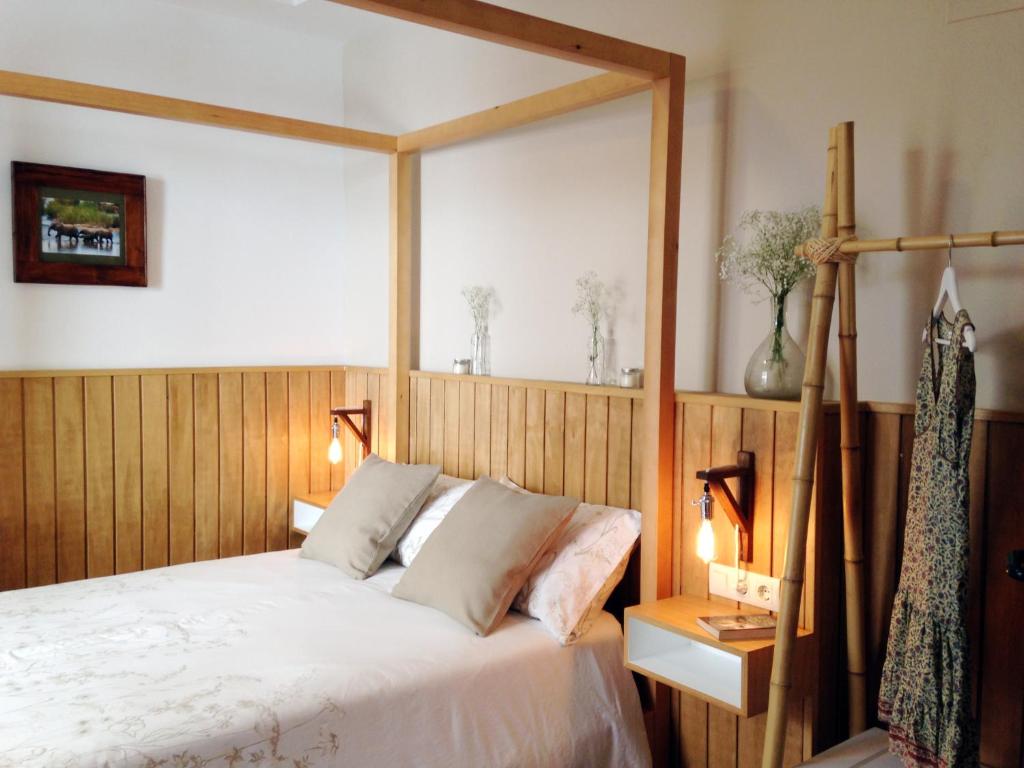 1 dormitorio con 1 cama con cabecero de madera en Patio San Lorenzo, en Córdoba
