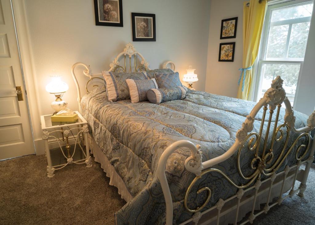 a bedroom with a bed with a blue comforter at Poppy Sister Inn in Lodi