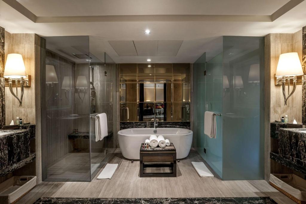 Koupelna v ubytování Hyatt Ahmedabad