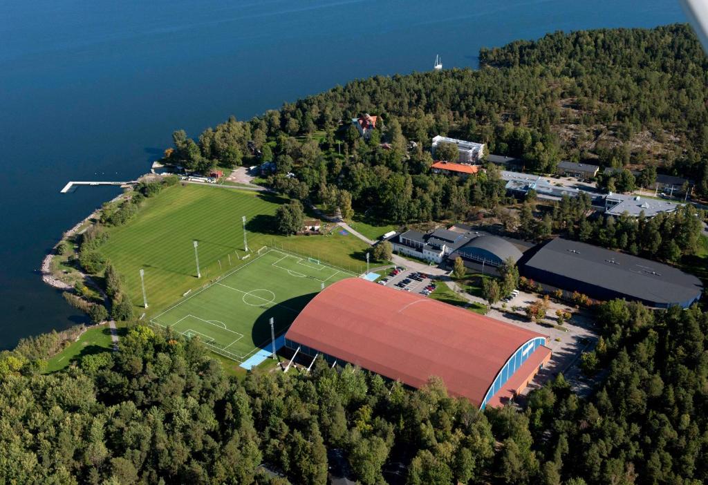 eine Luftansicht eines Gebäudes auf einem Hügel neben dem Wasser in der Unterkunft Bosön Hotell & Konferens in Lidingö