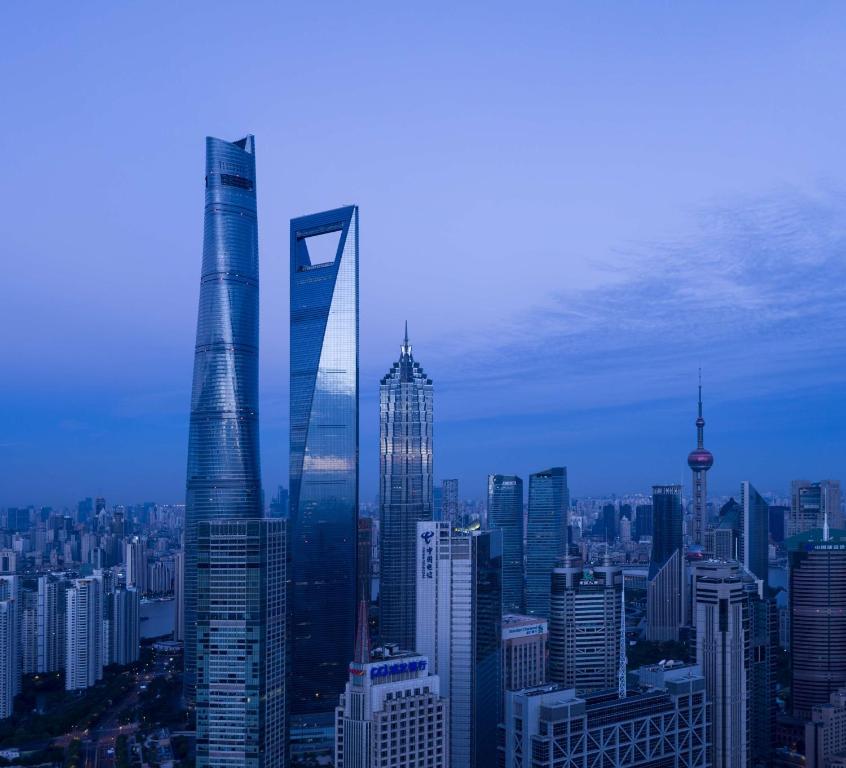 Blick auf eine Stadt mit hohen Wolkenkratzern in der Unterkunft Park Hyatt Shanghai in Shanghai