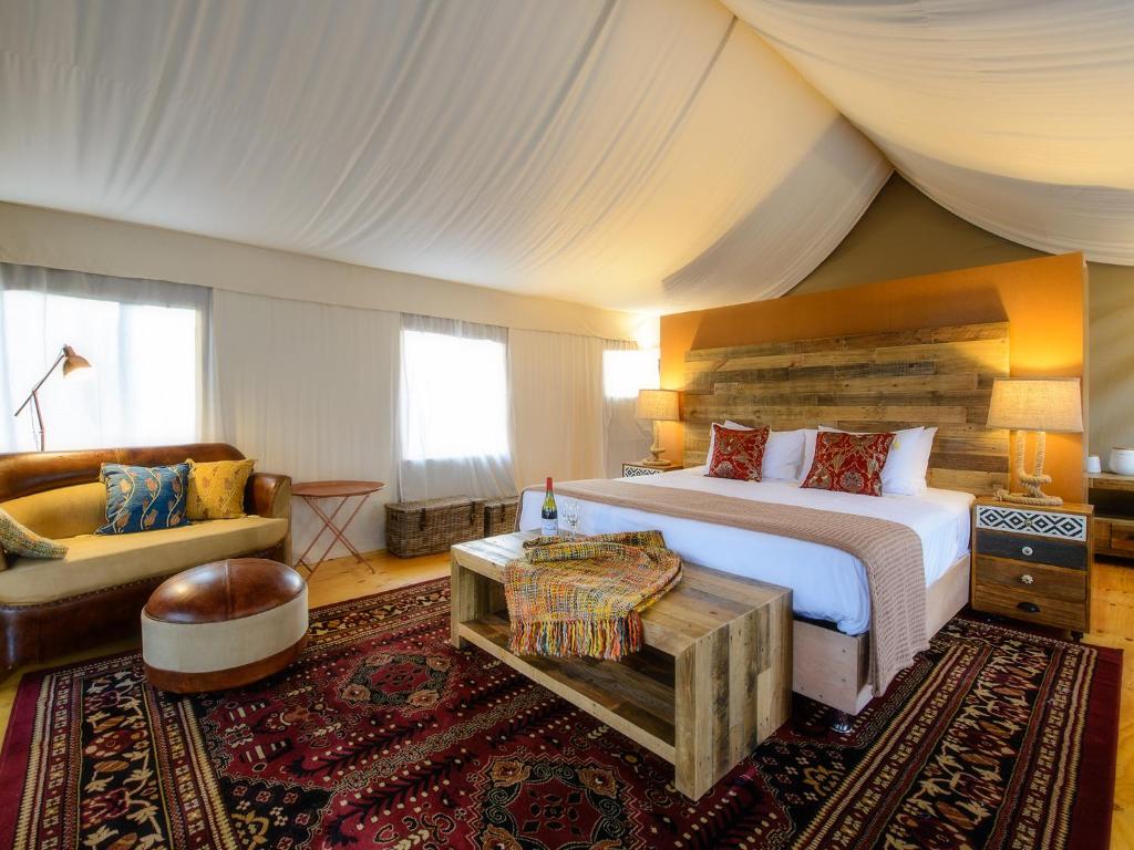 um quarto com uma cama grande e um sofá em Truffle Lodge Dinner Bed Breakfast Glamping em Gretna