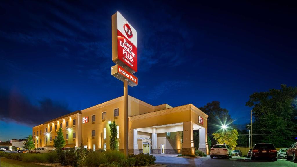 sans panneau de stationnement devant un magasin dans l'établissement Best Western Plus Eastgate Inn & Suites, à Wichita