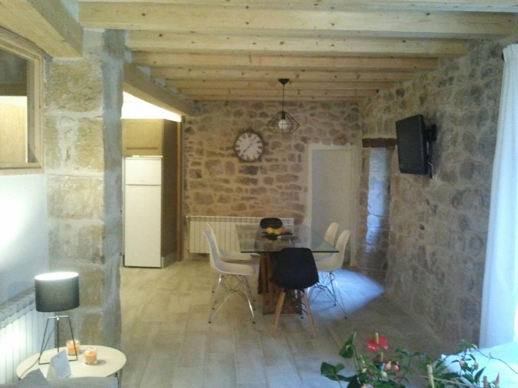 cocina y comedor con mesa y sillas en Casa Rural Santana en Horta de Sant Joan