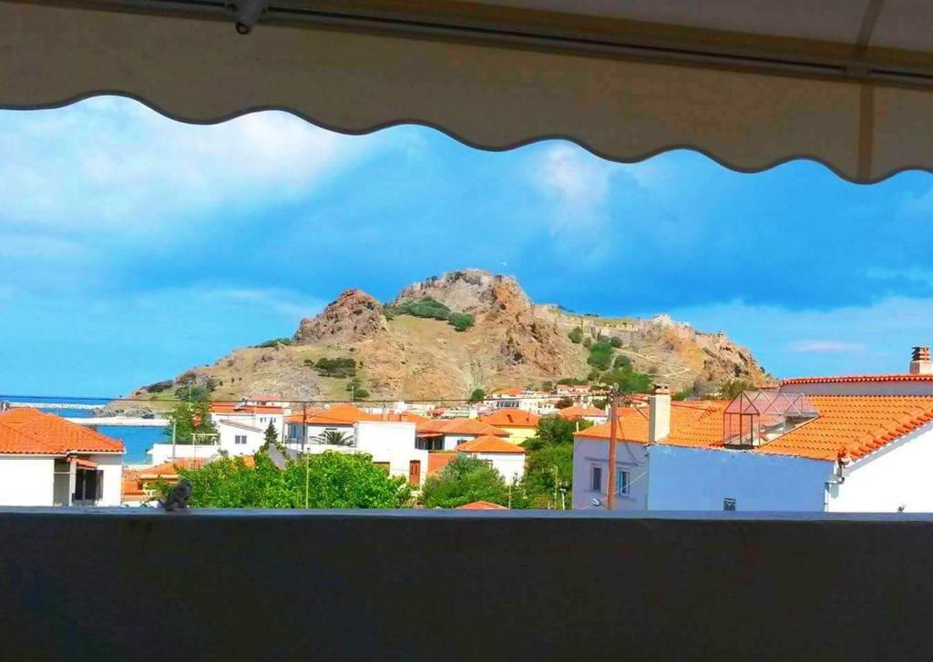 a view of a city with a mountain in the background at Kostas Studios Apartments - Ενοικιαζόμενα δωμάτια με κουζινάκι in Mirina