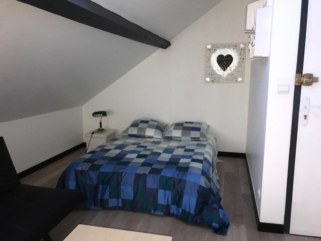 ディジョンにあるLuxury Suite Lilasのベッドルーム1室(青いプライドの毛布付きのベッド1台付)