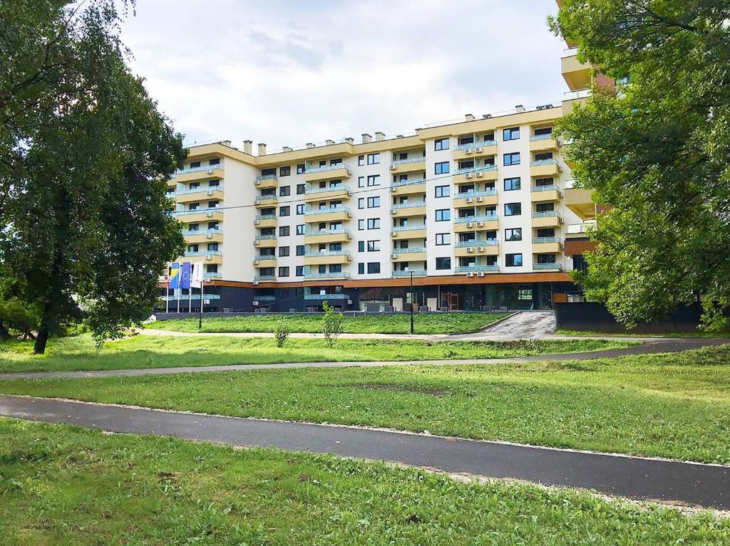 ein großes Apartmenthaus mit einem Weg davor in der Unterkunft Apartments Panamera in Sarajevo