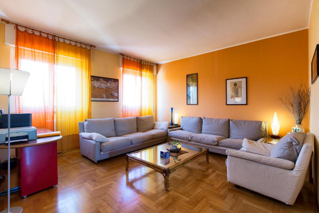 sala de estar con 2 sofás y TV en Appartamento 160 mq, en Milán