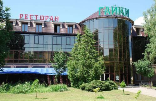 un grand bâtiment avec un panneau en haut dans l'établissement Hotel Complex Gayki, à Jytomyr