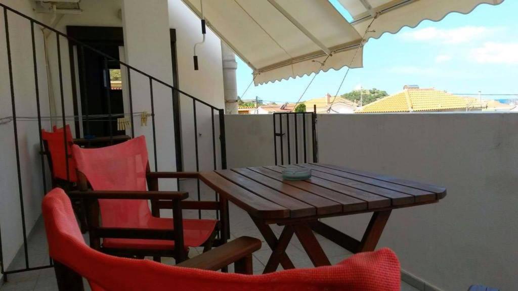 Kostas Studios Apartments - Ενοικιαζόμενα δωμάτια με κουζινάκι - Sala Familiar Con Vista Al Mar
