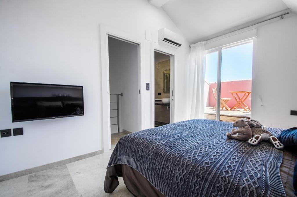 Televízia a/alebo spoločenská miestnosť v ubytovaní Gorgeous 170 sq.m. penthouse with sea view terraces