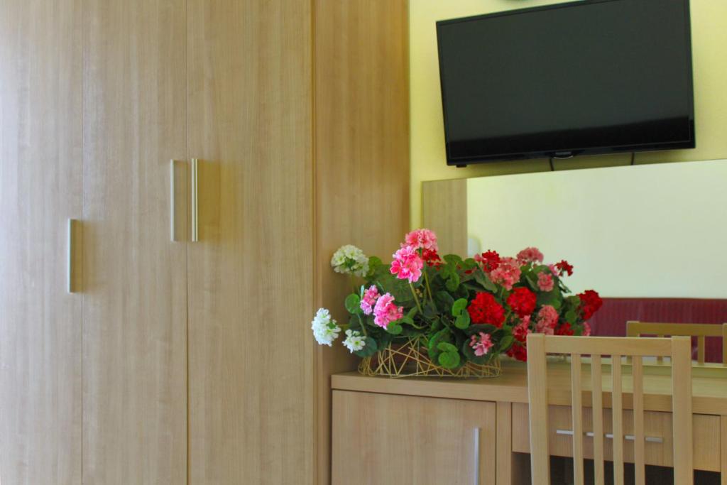TV a/nebo společenská místnost v ubytování Hotel Bristol - a 30 mt dalla spiaggia