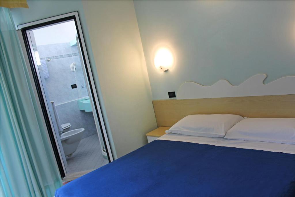 Postel nebo postele na pokoji v ubytování Hotel Bristol - a 30 mt dalla spiaggia