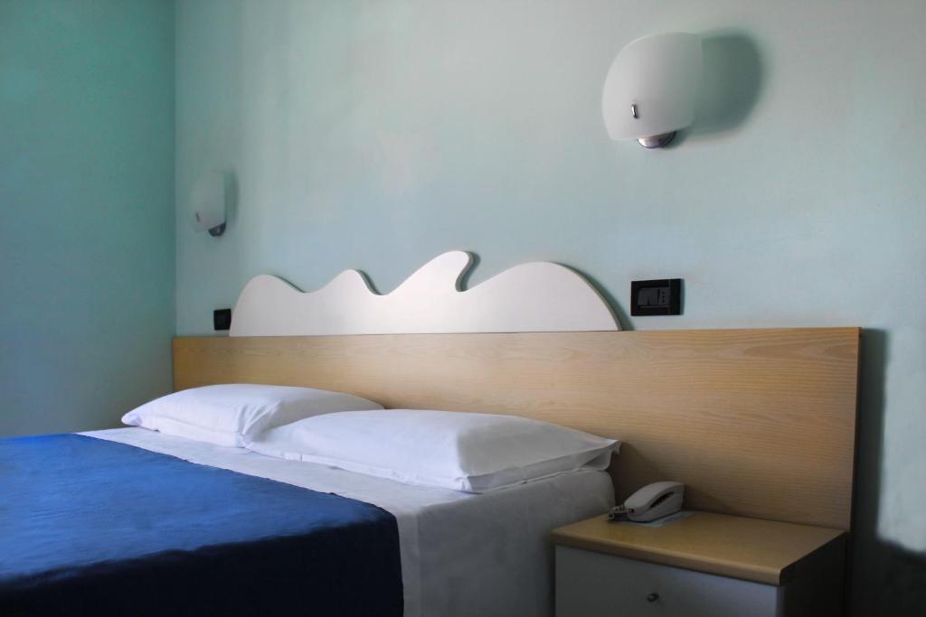 Postel nebo postele na pokoji v ubytování Hotel Bristol - a 30 mt dalla spiaggia