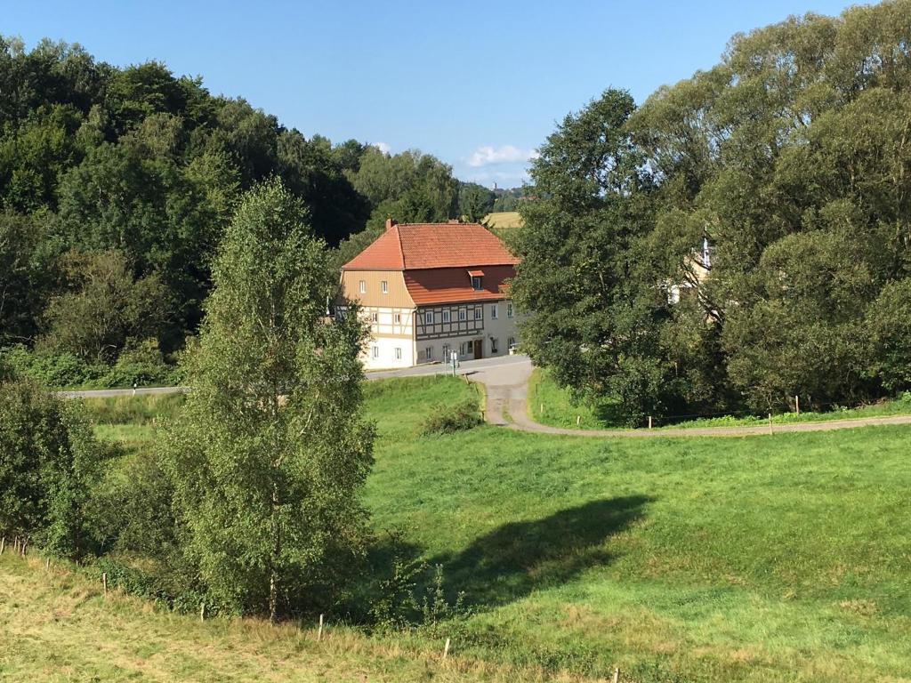 eine Luftansicht eines großen Hauses auf einem Feld in der Unterkunft Ferienwohnung Richtermühle in Saupsdorf