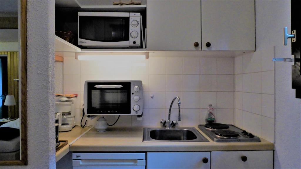 Kuchyň nebo kuchyňský kout v ubytování Garden Studio Chantilly