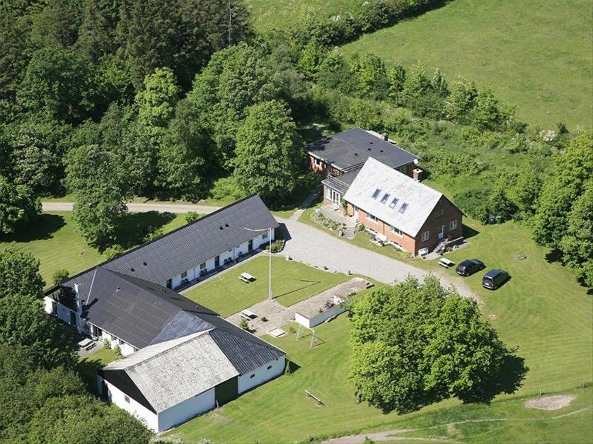einen Luftblick auf ein großes Haus mit Scheune in der Unterkunft Lyngbjerggaard Ferieboliger - B&B in Fjerritslev