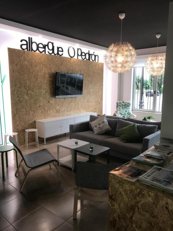 A seating area at Albergue O Pedrón Hostel & Rooms